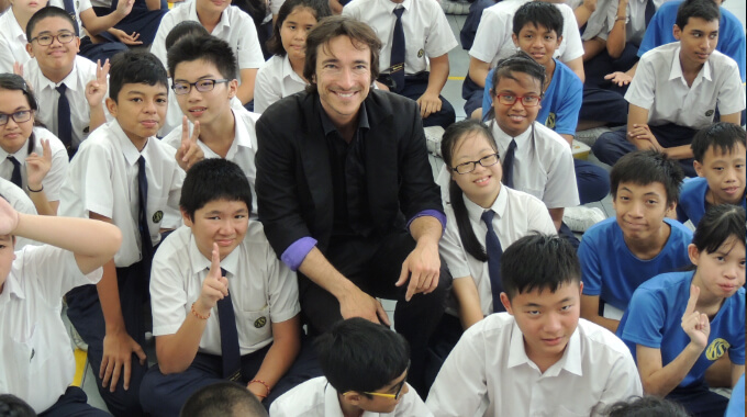 Illusionist Nicolai Friedrich Charms APSN Beneficiaries With His Brand Of Magic