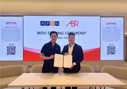 (Left) Royce Tan, Chairman Of APSN Ltd, And (Right) Teo Tong Loong, CEO Of Swensens Singapore, Showing The Signed Memorandum Of Understanding Between APSN Ltd And ABR Holdings Ltd.