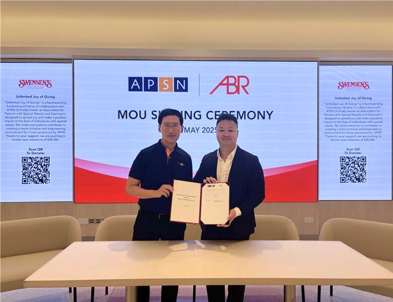 (Left) Royce Tan, Chairman of APSN Ltd, and (Right) Teo Tong Loong, CEO of Swensens Singapore, showing the signed Memorandum of Understanding between APSN Ltd and ABR Holdings Ltd.
